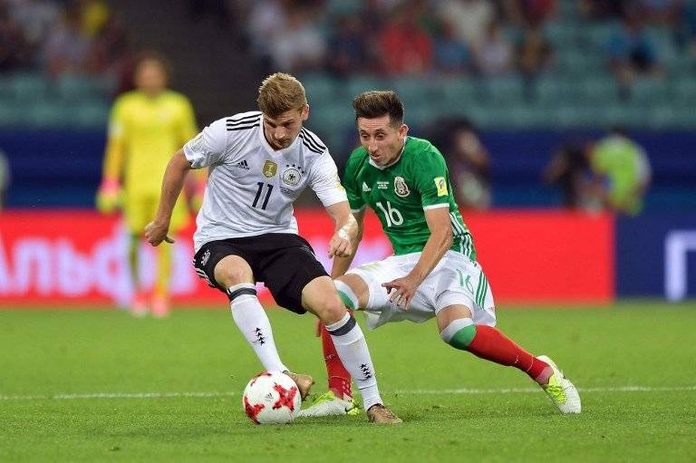 Herrera marca a un jugador alemán
