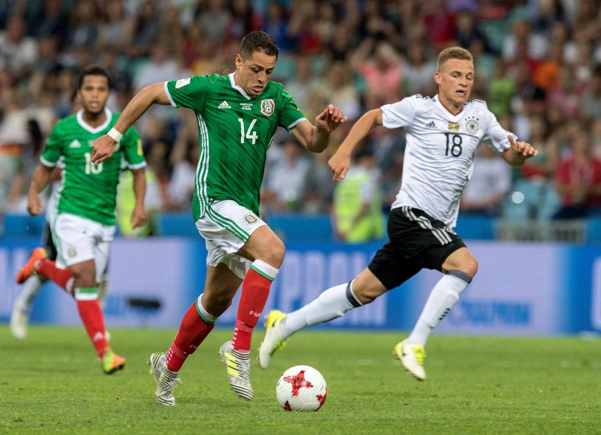 Javier Hernández en un partido ante Alemania
