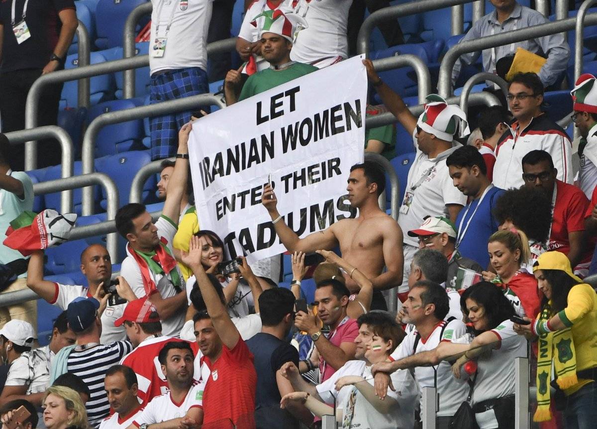 Los hombres también apoyaron con carteles para que dejen entrar a las mujeres a los estadios.