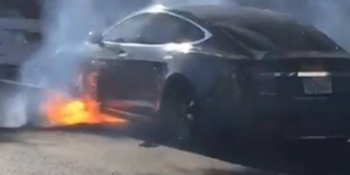 Un Tesla se incendia sin razón aparente en Los Ángeles