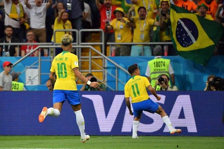 Neymar corre para celebrar la anotación de Coutinho