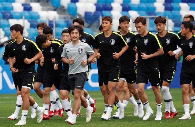 Los jugadores coreanos en la previa de su partido ante Suecia