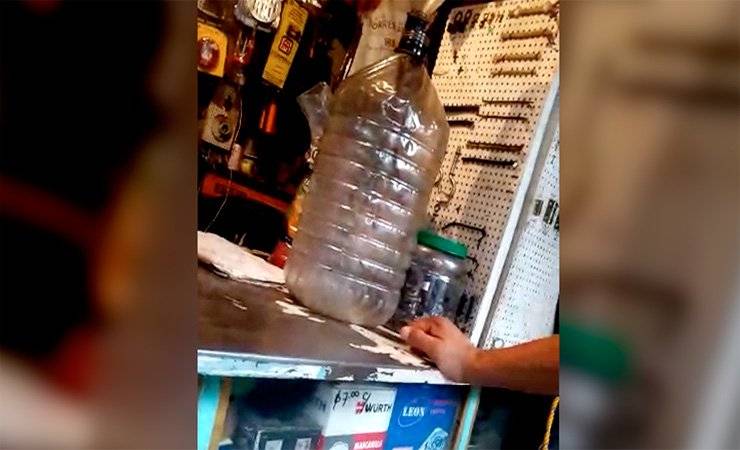 Usan botellas y mangueras para abastecer a los conductores