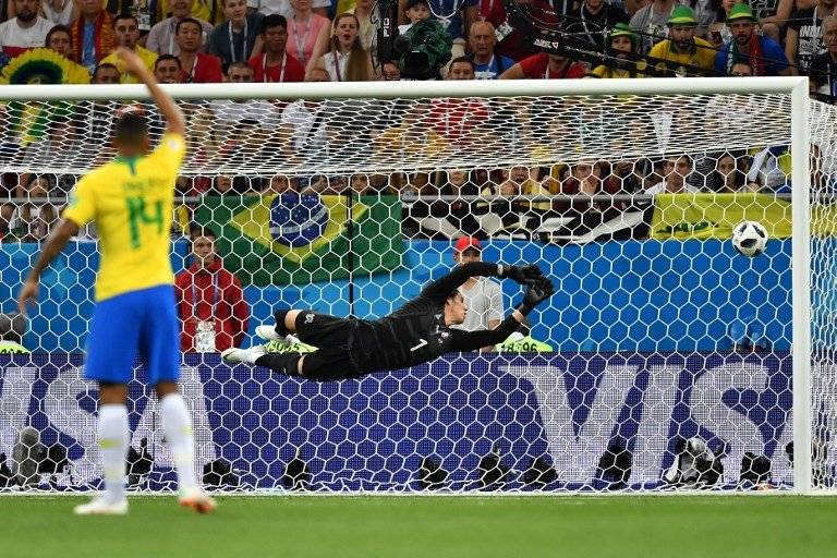 Momento en que Coutinho marca el tanto de Brasil