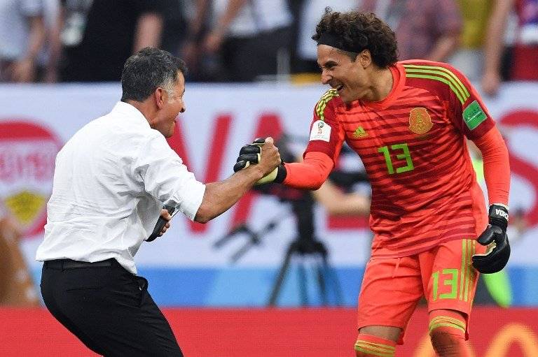 Juan Carlos Osorio felicita a Memo Ochoa tras el histórico triunfo