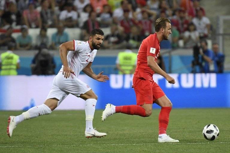 Harry Kane se apresta a realizar un disparo