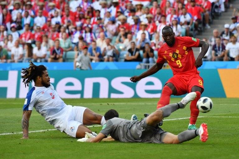 Penedo sale para tratar de desviar el balón