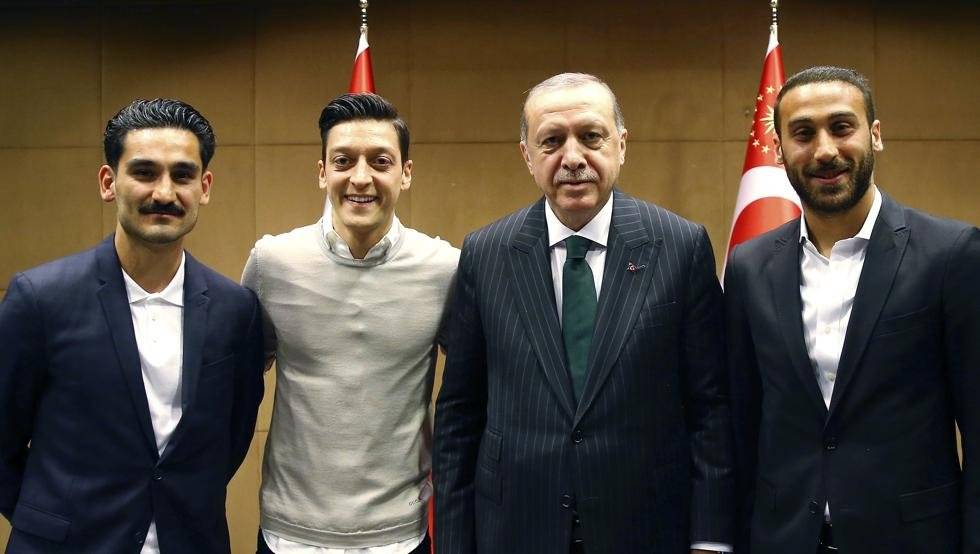 La foto de la polémica con Erdogan que le ha costado mayores cuestionamientos a Özil en Alemania / Foto: Twitter