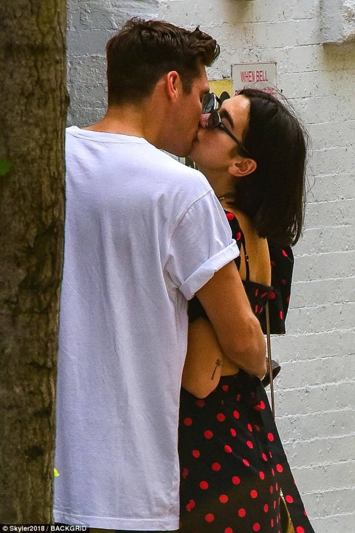 Dua Lipa Novio beso