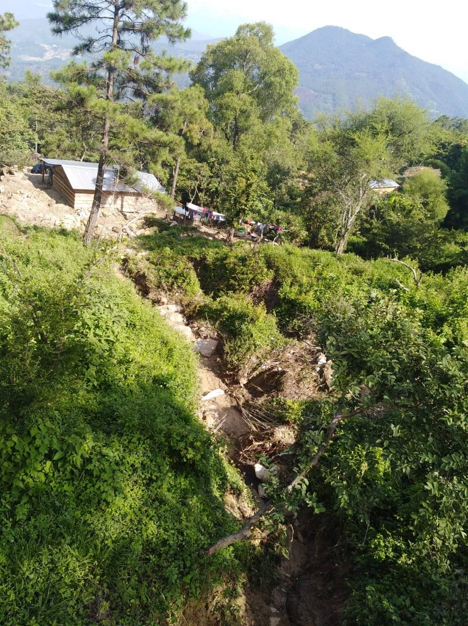 colapso de transversal hacia aldea Los Ramones en San Jerónimo, Baja Verapaz
