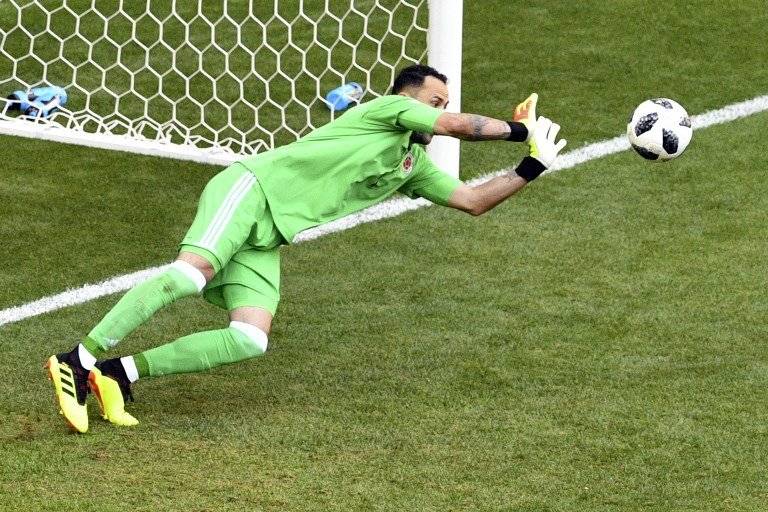 Ospina rechaza hacia un lado el disparo de un japonés