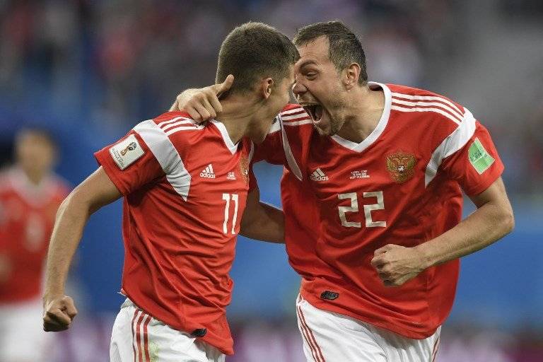 Artem Dzyuba celebra su anotación con un compañero