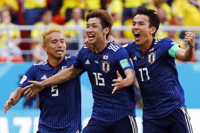 Osoko (en medio) celebra con todo su anotación ante Colombia