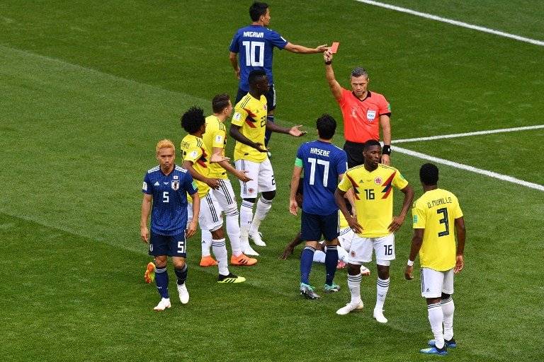 Momento en que el árbitro expulsa a Carlos Sánchez y marca el penal a favor de Japón