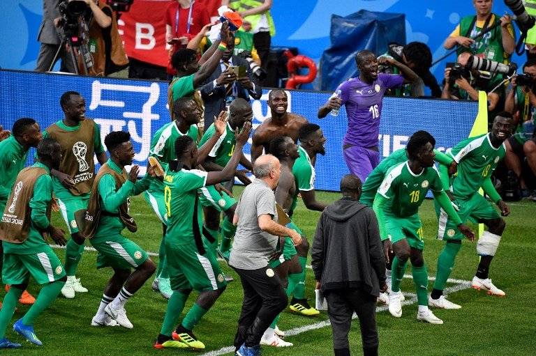 Los jugadores de Senegal celebran con sus aficionados el triunfo ante Polonia
