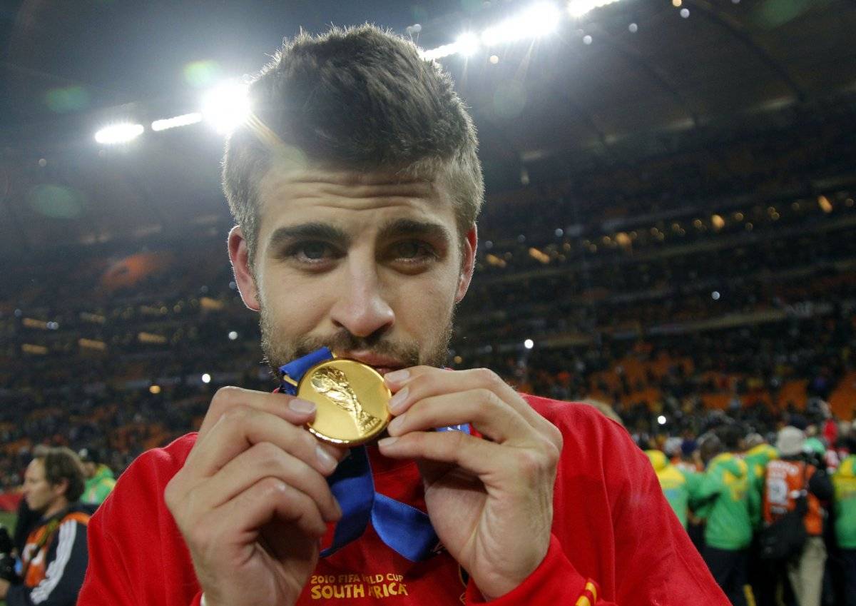 Piqué con su medalla de campeón del mundo.