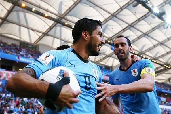 Luis Suárez empezó a celebrar incluso antes de que comience el encuentro. El goleador del Barcelona llegó a las 100 apariciones