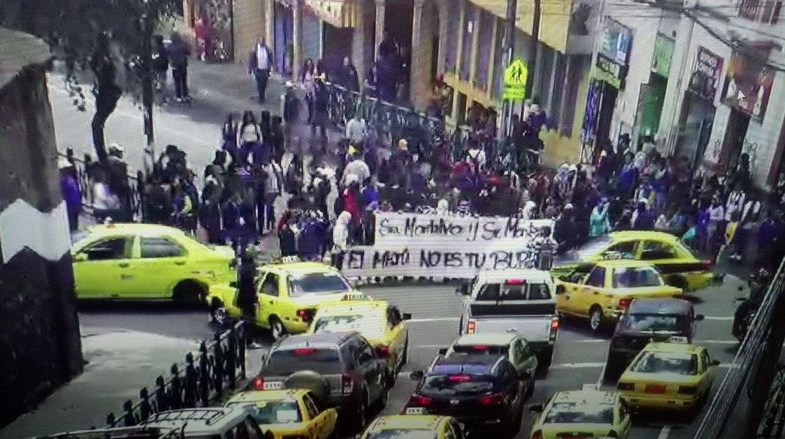 Estudiantes del colegio Mejía protestan a favor de su profesor