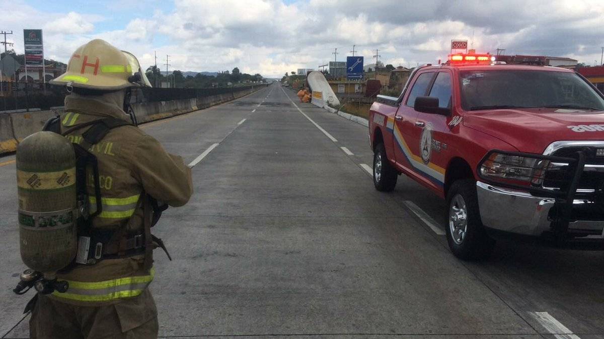 Trabajan para contener fuga de amoniaco en la autopista a Tepic