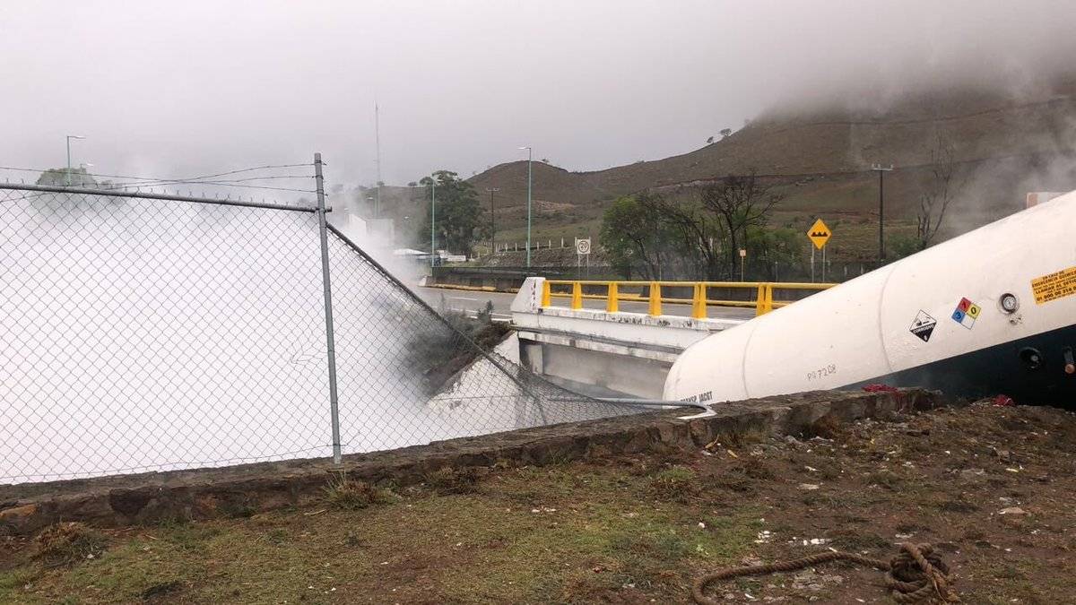 Trabajan para contener fuga de amoniaco en la autopista a Tepic