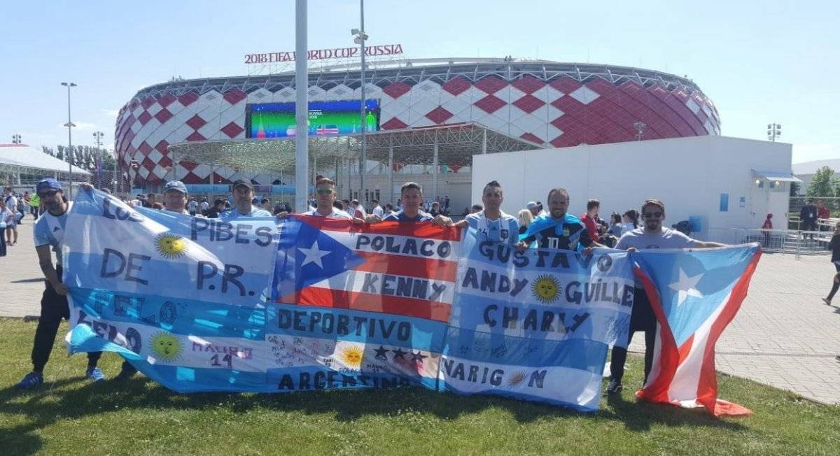 Enorme bandera argentina junto a la de Puerto Rico
