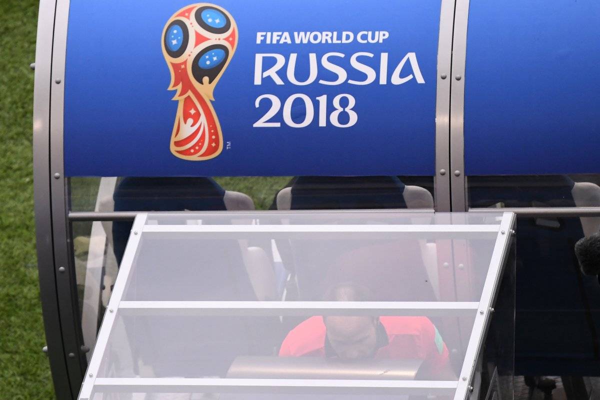 El árbitro revisa el VAR para luego decretar el penal a favor de Australia.