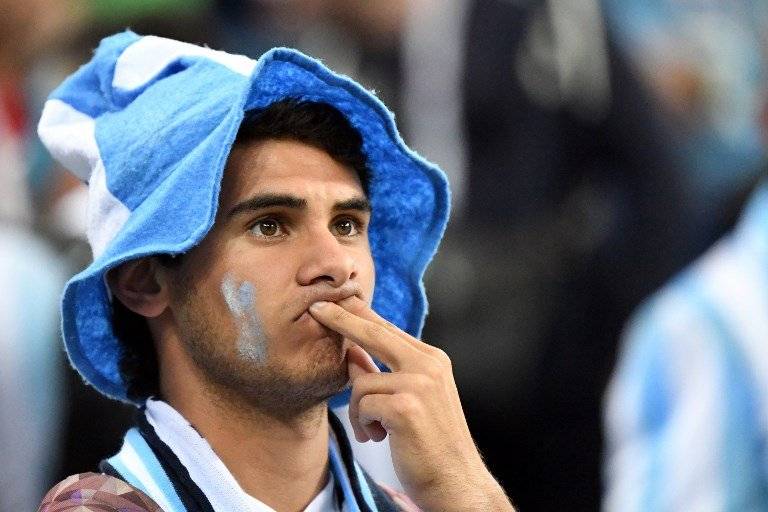 Un aficionado luce incrédulo ante la decepción de su selección