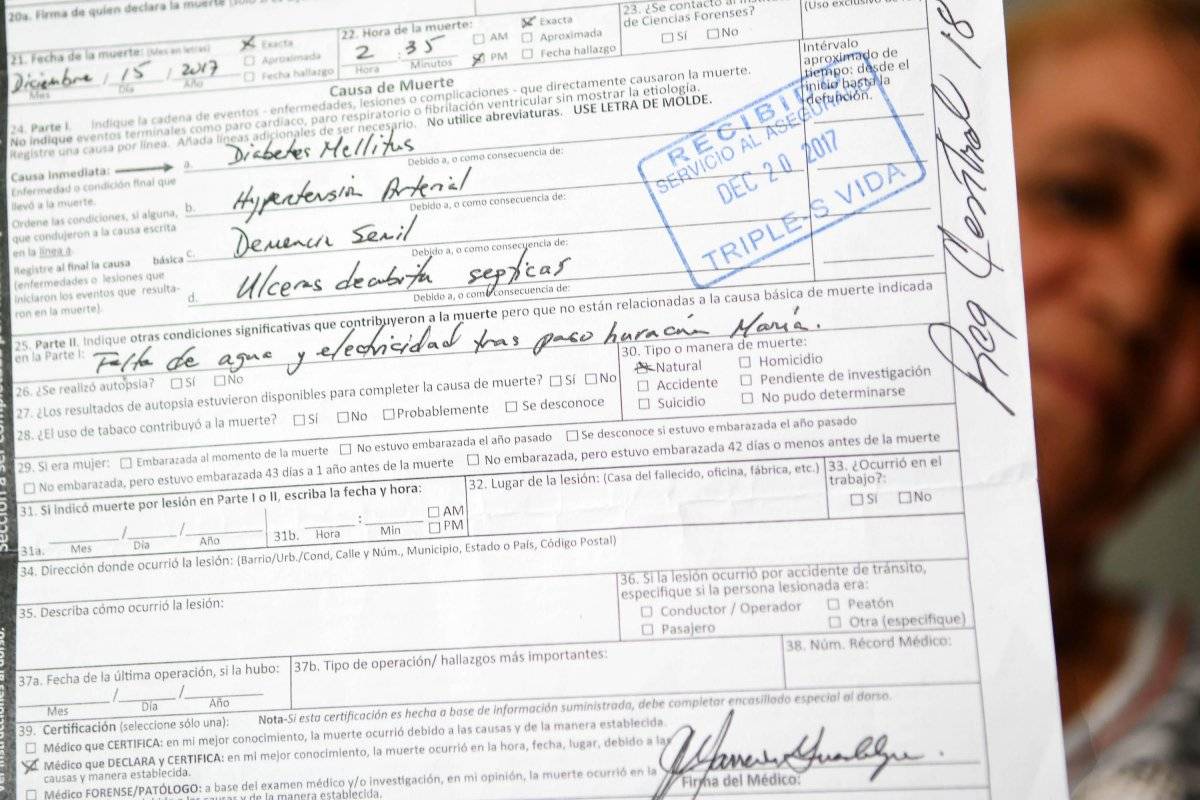 En el certificado de defunción de Cándida Arguinzoni Ríos, el doctor Marrero estableció en el encasillado 25 la relación entre el huracán María y la muerte de la mujer. / Foto: Dennis Jones
