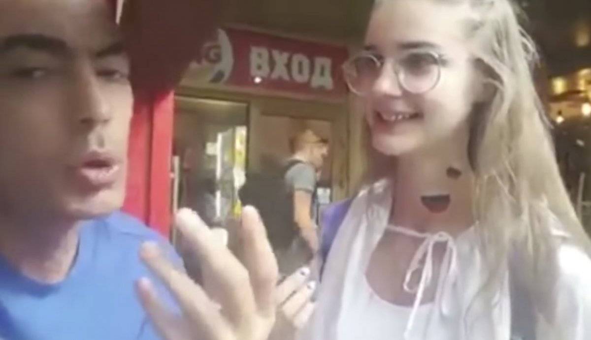 El aficionado argentino se aprovechó de las barreras de idiomas para burlarse de la joven rusa.