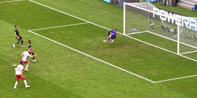 Jugada del primer gol del encuentro entre daneses y australianos