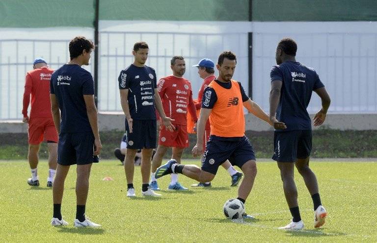 Los jugadores ticos durante la práctica
