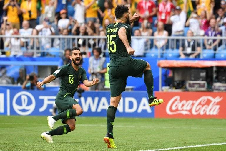Mile Jedinak festeja el tanto del empate para Australia