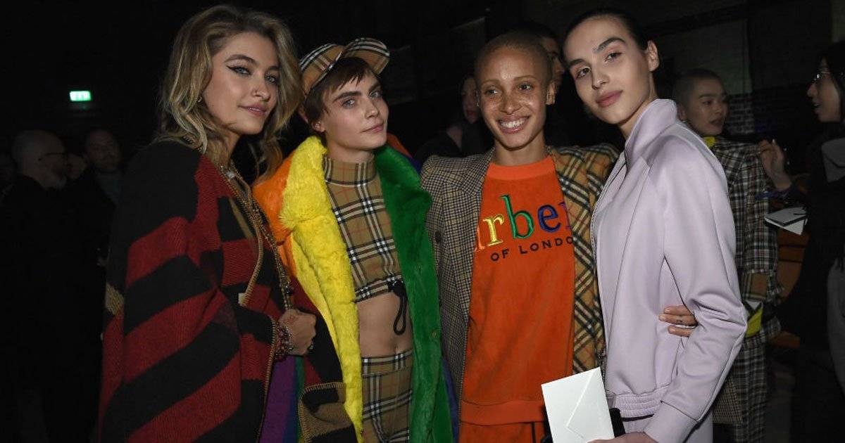 Paris Jackson ao lado de Cara Delevingne (as duas à esquerda)