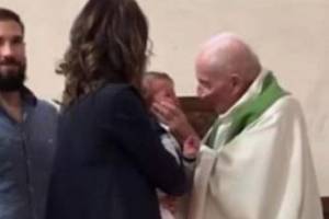 https://www.publimetro.com.mx/mx/virales/2018/06/22/expulsan-a-sacerdote-que-abofeteo-a-nino-durante-bautismo.html