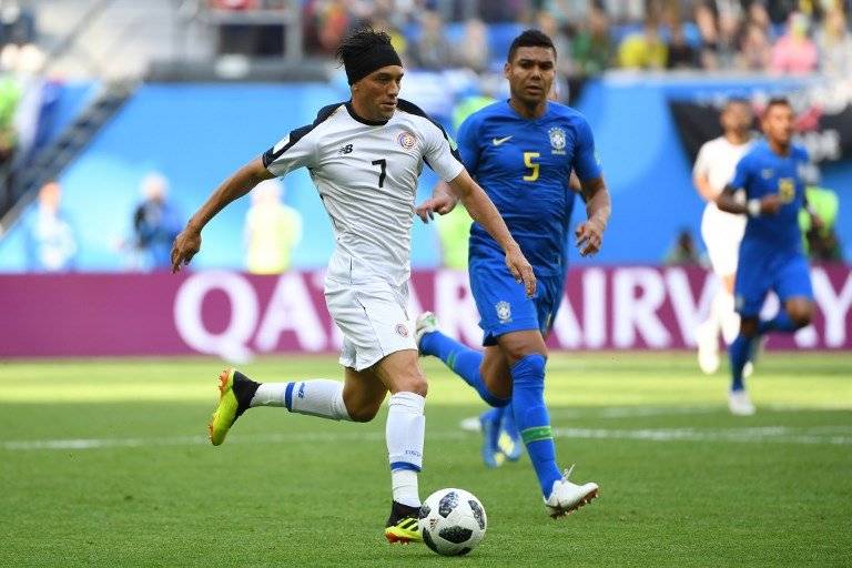 Bolaños conduce el balón durante el partido ante Brasil