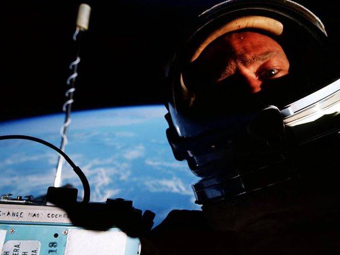 Aldrin le muestra al mundo la primera selfie desde el espacio Aldrin le muestra al mundo la primera selfie desde el espacio