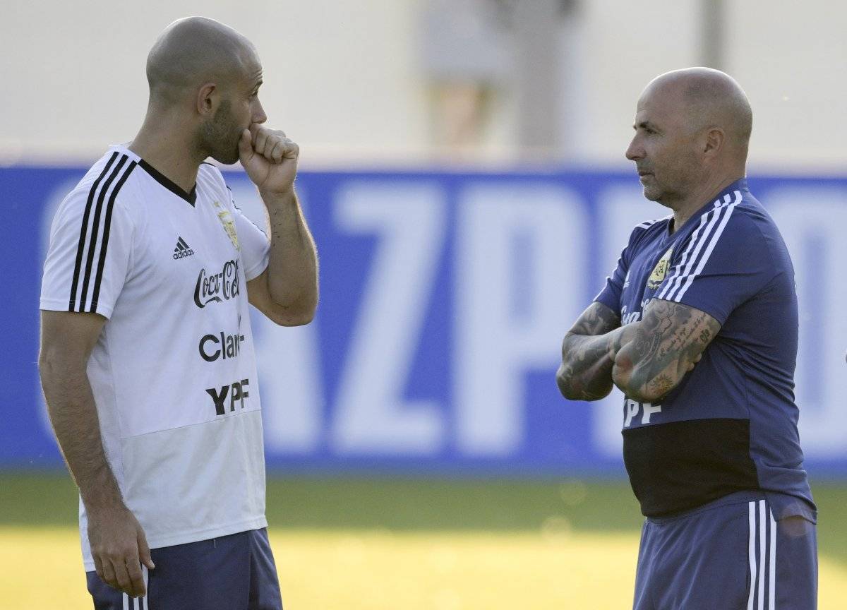 Mascherano platica con Sampaoli