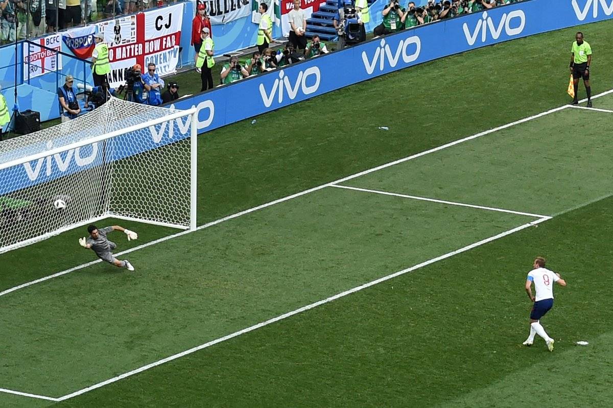Kane marcó dos penales en un mismo tiempo