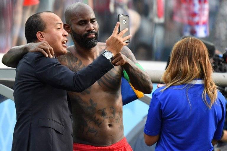 Un aficionado se toma una selfie con Baloy