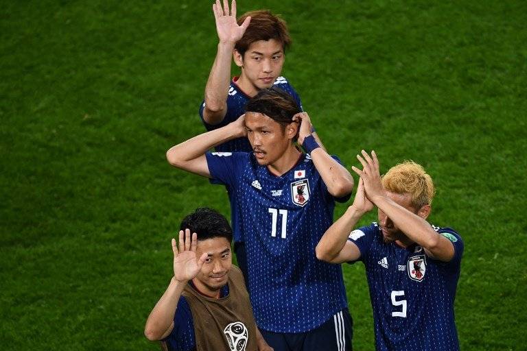 Los aficionados japoneses saludan tras finalizado el partido