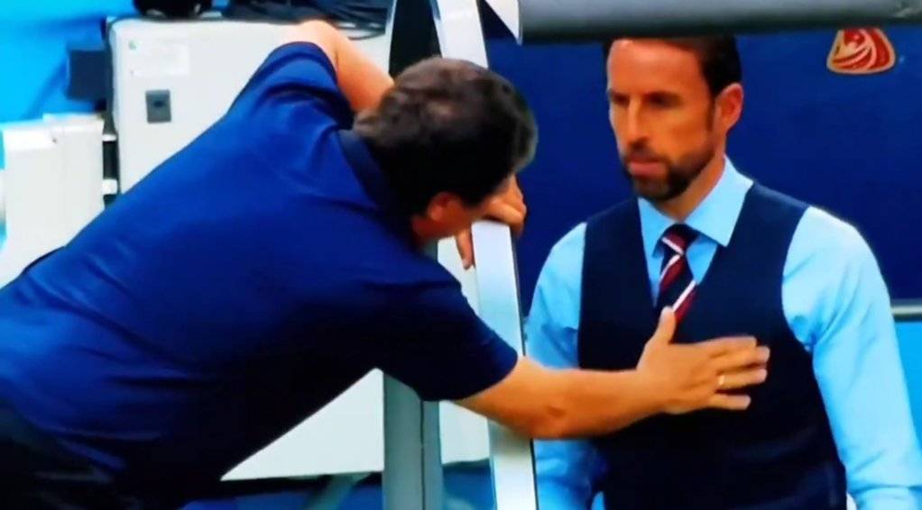 El Bolillo se acercó a Southgate antes del inicio del segundo tiempo / Foto: Pantallazo