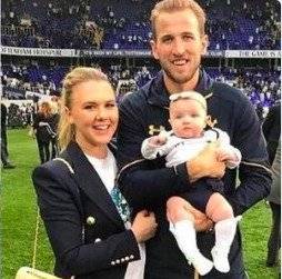 Harry Kane, Kate Goodland y su hija Ivy.