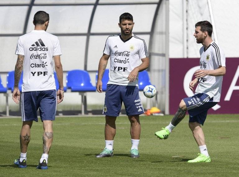 Messi y Agüero durante la práctica argentina