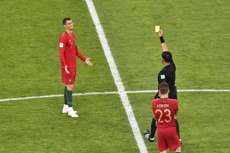 Momento en que Cristiano Ronaldo es amonestado