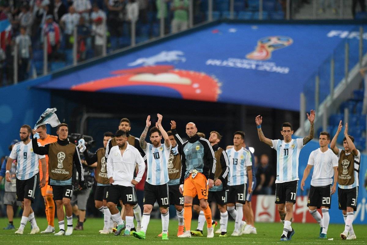 La selección de Argentina festejó con su afición el pase a los octavos de final.