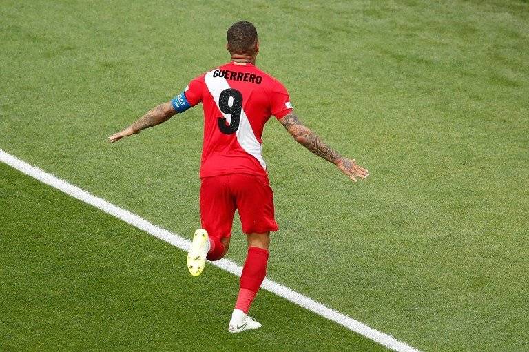 Guerrero se encamina a celebrar su gol ante los australianos