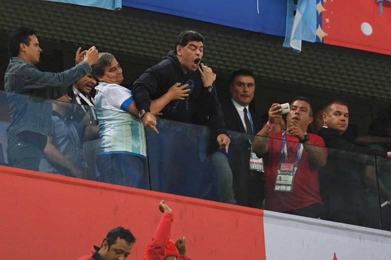 Maradona recriminó a algunos aficionados tras la segunda anotación