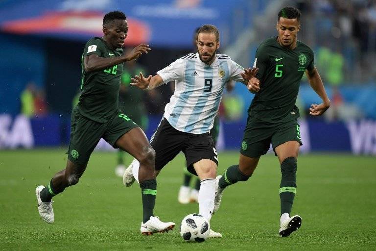 Higuaín remata y su disparo se va desviado