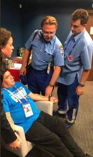 Maradona atendido por equipo medico tras juego de Argentina