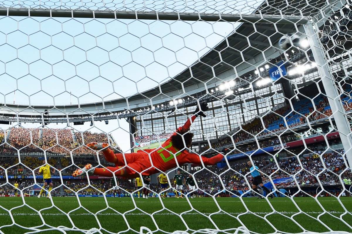 Ochoa no pudo parar el penal